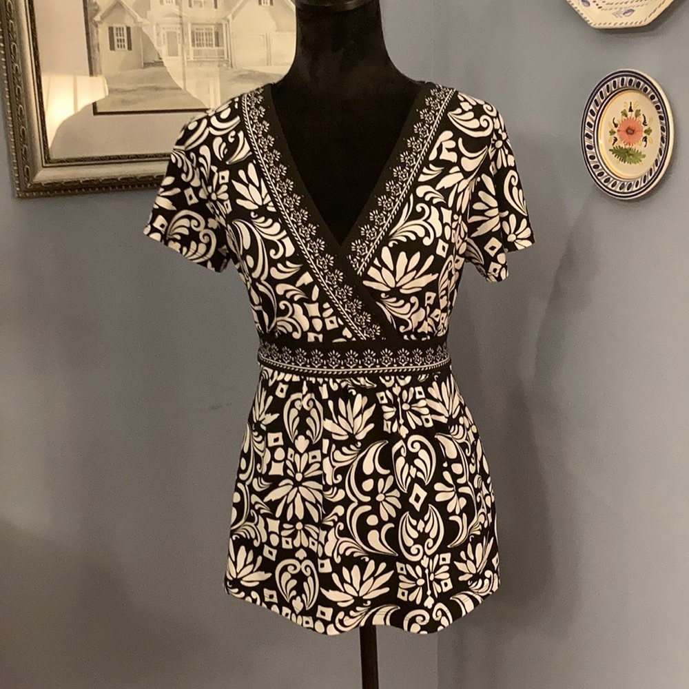 Flutter Sleeve Vneck Damask Print Top